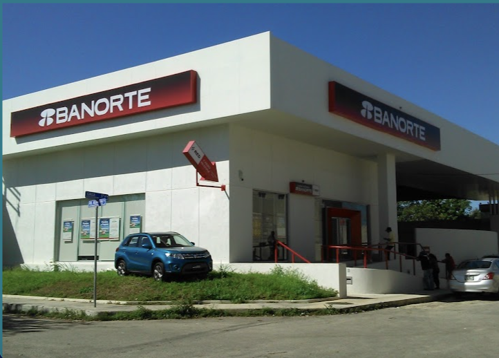 Vista de la fachada principal de la propiedad en venta desde la avenida.